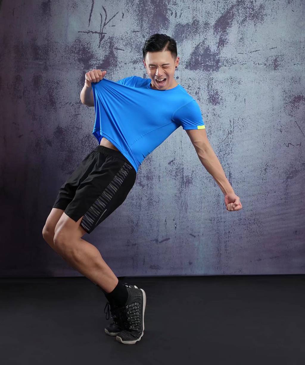 春夏新品 圓領(lǐng)短袖T恤 時尚運(yùn)動文化衫 湖藍(lán)色