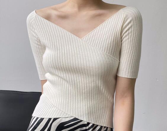 v領是什么樣子的？訂做v領衣服的優(yōu)點有哪些呢？